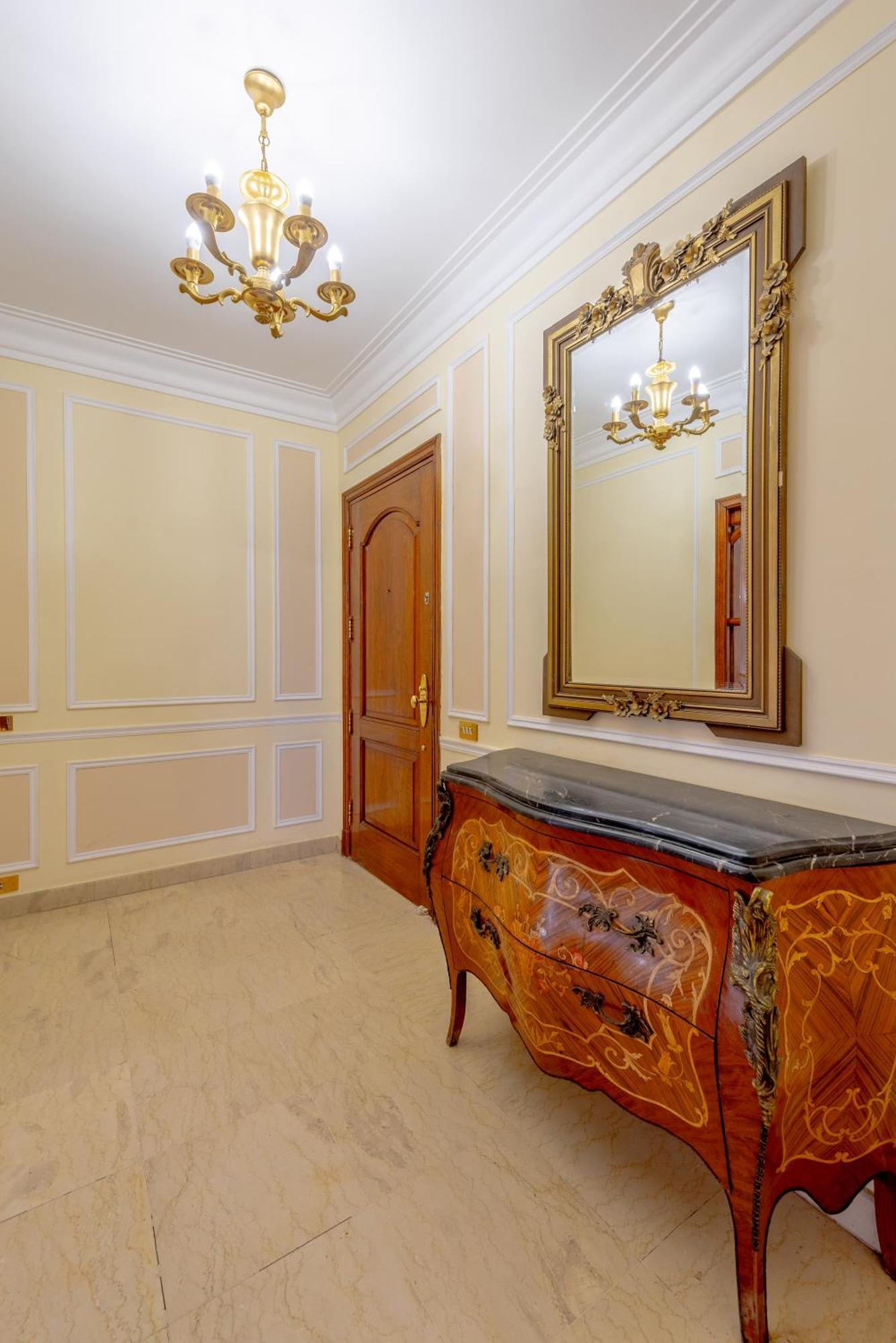 Royal 3 Bedrooms Apartment *